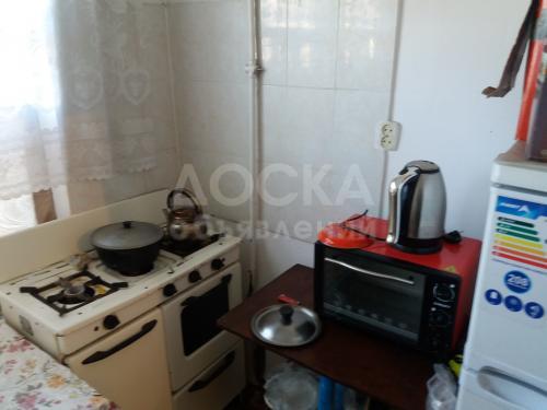 Продаю полдома 2-ком., 24кв. м., этаж-1, общий 2.5 сот-сот., стена саман, ул Тельмана пересечение Т. Молдо и Ленинградской.