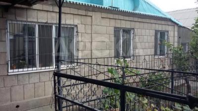 Продаю дом 8-ком., 200кв. м., этаж-1, 4-сот., стена кирпич, Карадарьинская 105 перес джантошева .