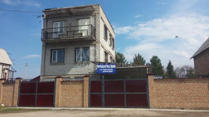 Продается 3 эт.дом, с. Байтик,7 сот, очень хороший район, все условия