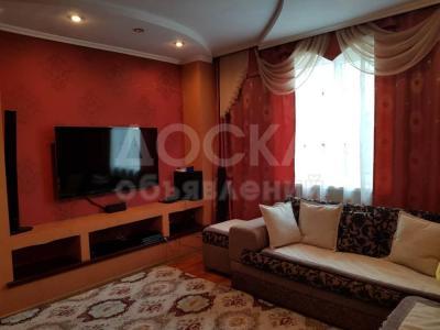 Продаю дом 6-комнатную 161кв. м., этаж-2, 5.5-сот., стена кирпич, р-н Пишпек.