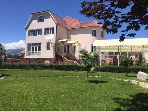 Продаю дом 20-ком., 1500кв. м., этаж-6, 3000-сот., стена кирпич, ул.Боконбаева, Биостанция.