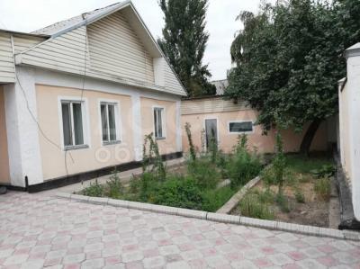 Продаю дом 8-ком. 150кв. м., этаж-1, 13-сот., стена кирпич, Люксембург ул.Западная 49.