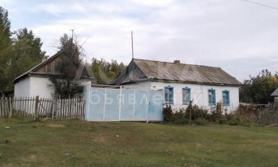 Продаю дом 4-ком. 74кв. м., этаж-1, 30-сот., стена саман, с. Фрунзе ул.Кирова 53.