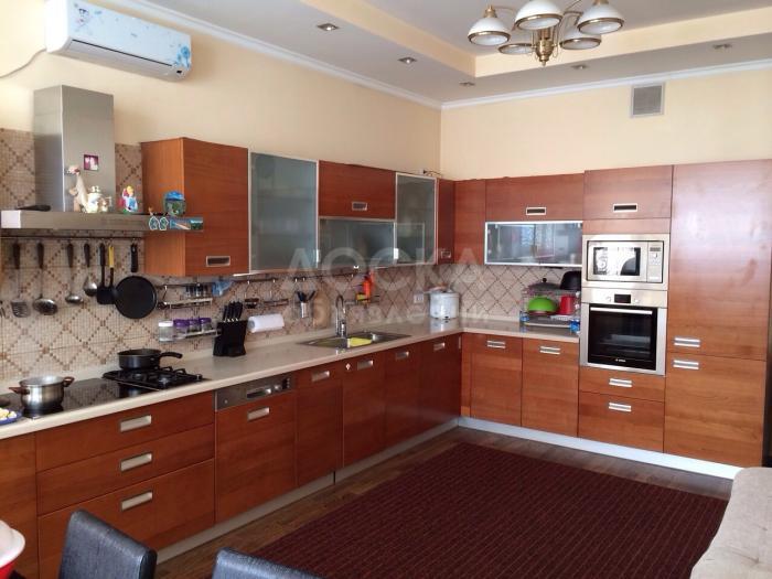 Продаю дом 6-ком., 300 кв.мкв. м., этаж-2, 8-сот., стена кирпич, ул.Баха 252.