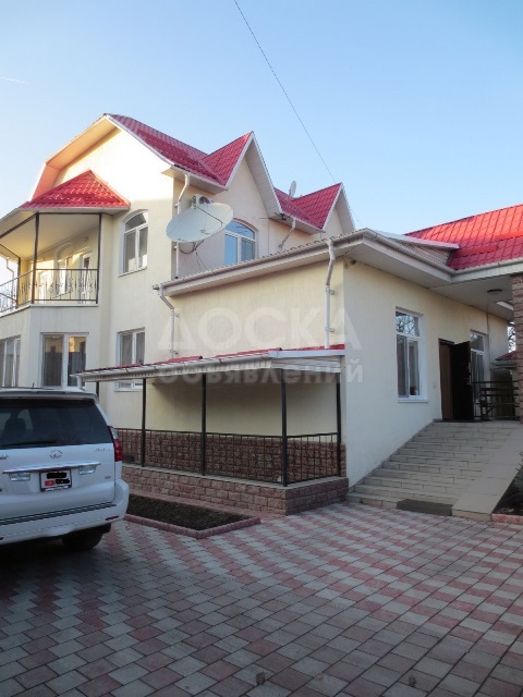 Продаю 10-ком., 350кв. м., этаж-3, 4,7-сот., стена кирпич, в центре города Бишкек,