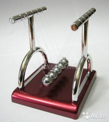 Настольный антистресс – колыбель Ньютона.