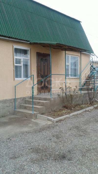Продаю дом 4-комнатную 1кв. м., этаж-1, 6-сот., стена кирпич, чолпон ата.