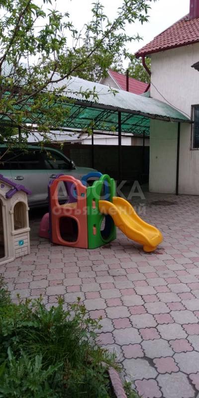 Продаю дом 10-ком. 200кв. м., этаж-3, 4-сот., стена кирпич, 	ул.Пархоменко-ул.М.Джалилия, Бишкек.