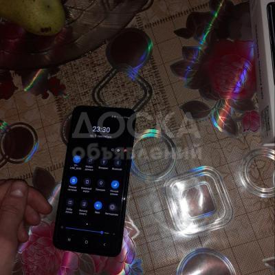 Samsung Galaxy A20 2019г. 32гб 
Аккумулятор 4000мА/ч2. 
Безграничный 3 V-экран (162.00мм)⁴ HD+sAMOLED.
Процессор: восьми ядерный (1.6ГГц, 1.35ГГц)
Двойная основная камера.
Качество: хорошее.
Пользовался 3 месяца в антиударном чехле + защитное стекло