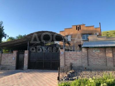 Продаю дом 5-ком. 274кв. м., этаж-2, 24-сот., стена кирпич, Село Орто Сай.