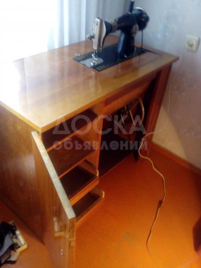Два в одном {письменный стол с тумбой+швейная машина}