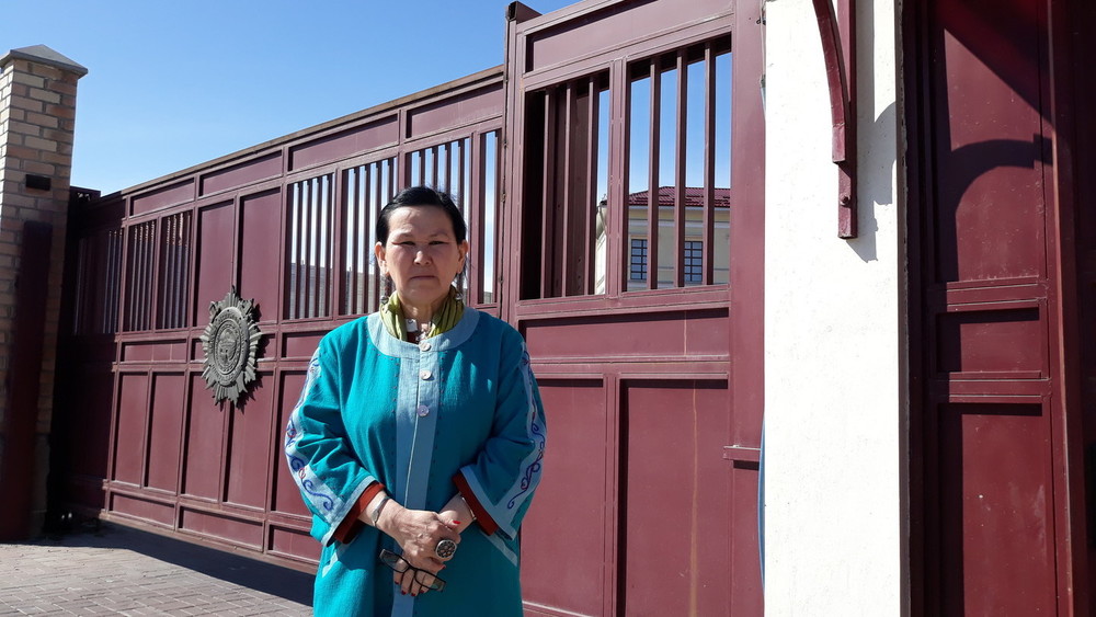 Анара Дауталиева у входа в здание Генеральной прокуратуры