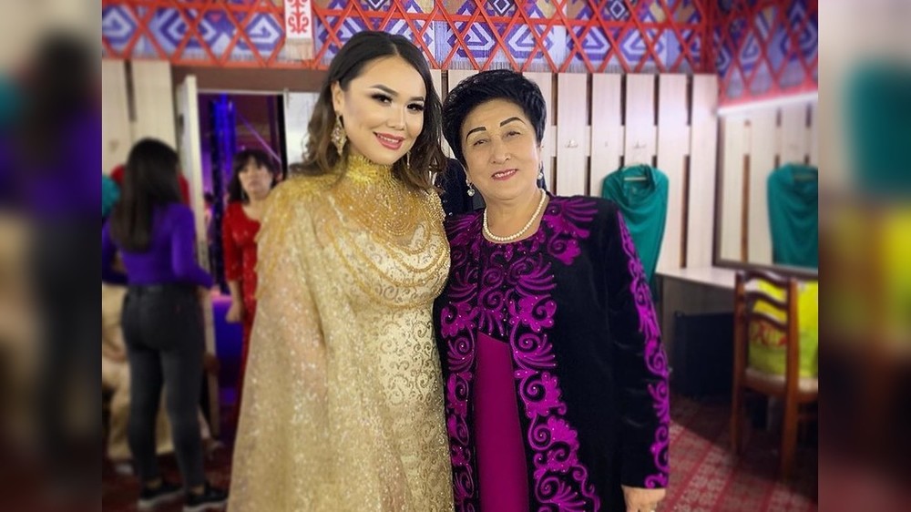 Сайкал Садыбакасова апасы Гүлшайыр Садыбакасова менен