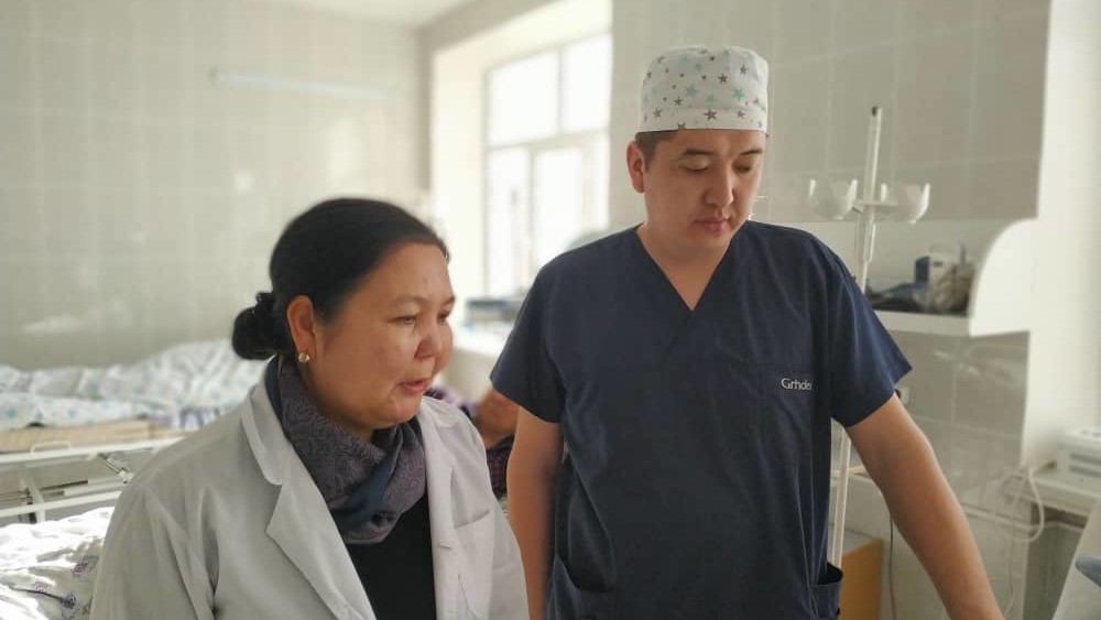 Представитель Министерства здравоохранения Бактыгуль Исмаилова (слева)