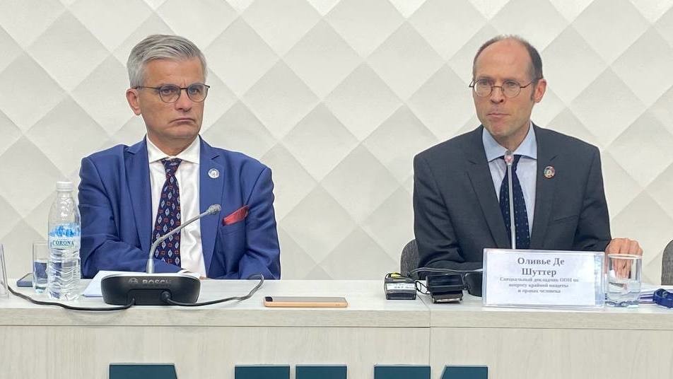 Оливье Де Шуттер (оң жакта)