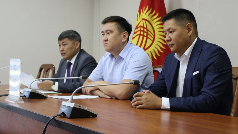 Максат Үзүров (оң жактан санаганда биринчи)