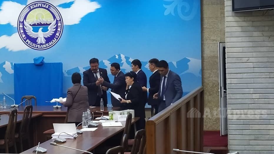 Депутат Алмазбек Токторов показывает sms главе ГТС Алтынбеку Торутаеву