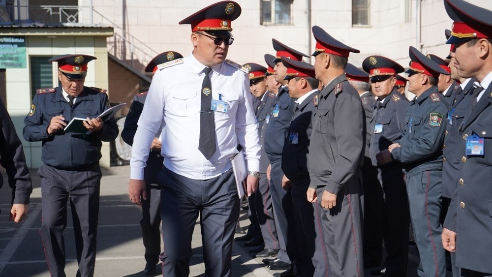 Замглавы ГУВД Бишкека Тилек Тюкебаев провел строевой смотр