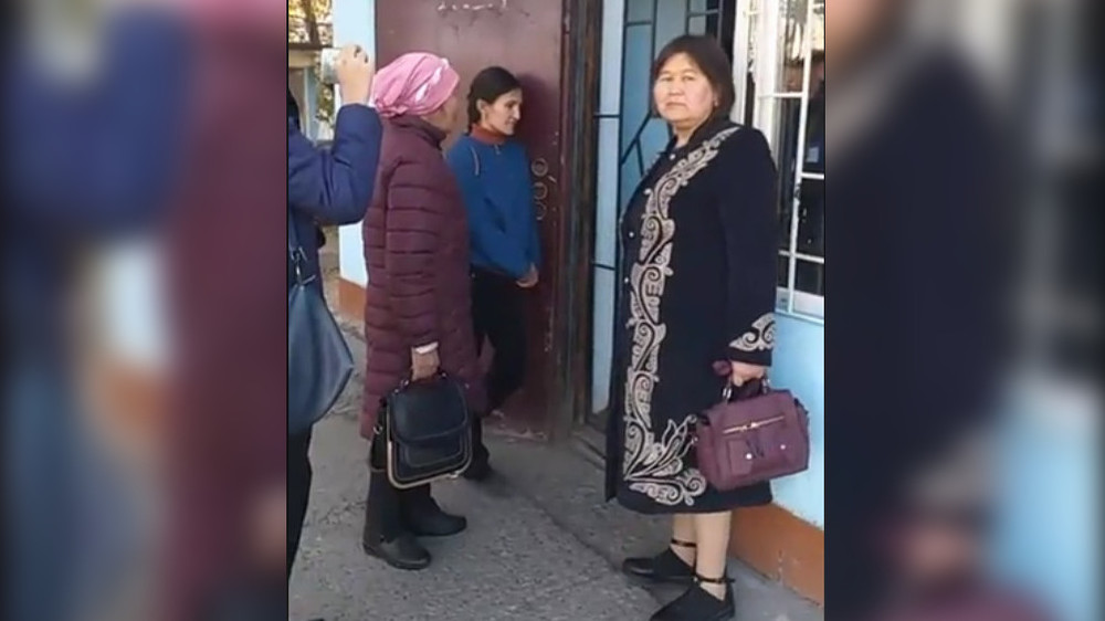 Сторонницы Арстана Алая у здания ОВД