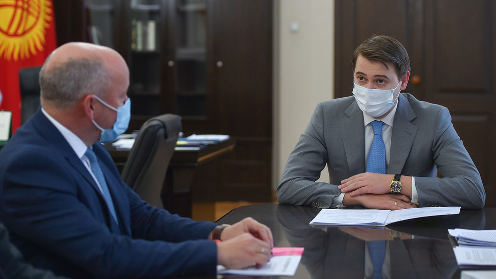 Артем Новиков жана Нил Маккейн