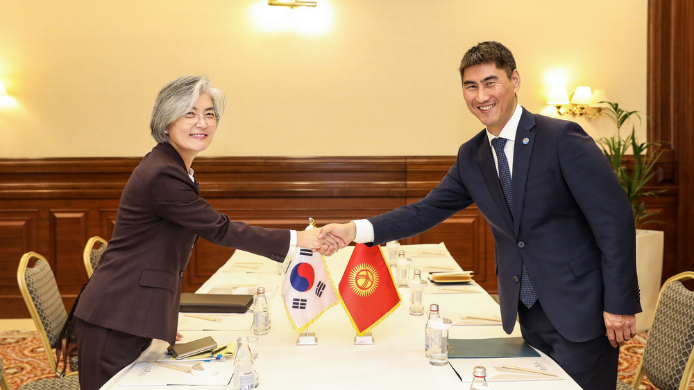 Глава МИД Южной Кореи Кан Гён Хва и глава МИД КР Чингиз Айдарбеков