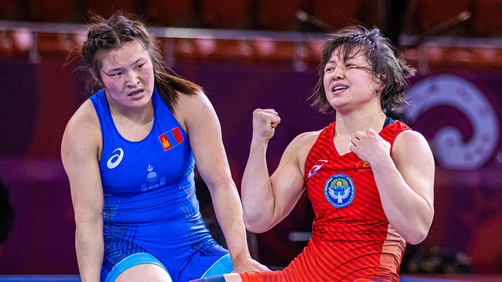 Мээрим Жуманазарова (оң жакта)