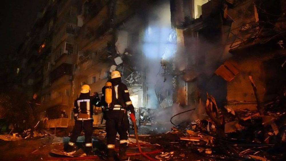 Пожарные возле жилого дома в Киеве, Украина, 25 февраля 2022.