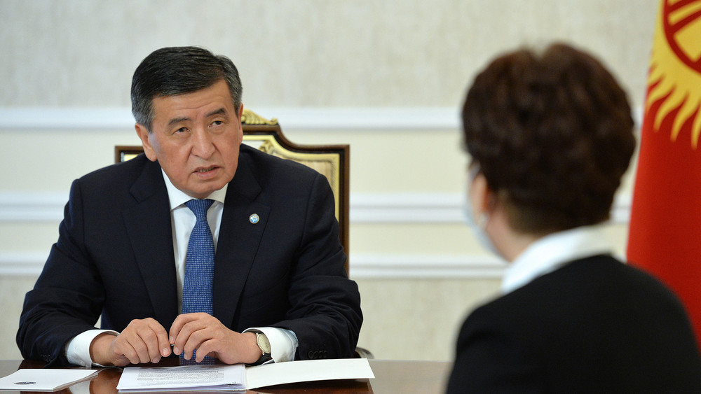 Президент Сооронбай Жээнбеков и глава ФОМС Эльнура Боронбаева