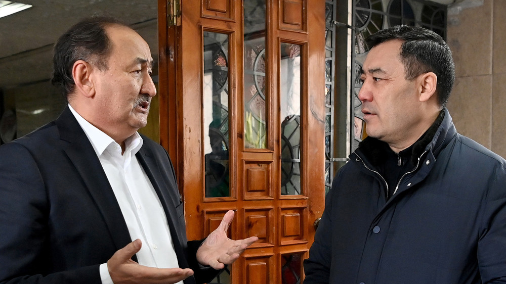 Министр здравоохранения Алымкадыр Бейшеналиев и президент Садыр Жапаров
