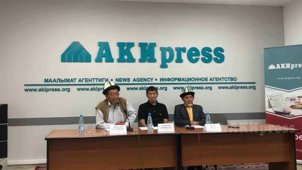 Совет аксакалов ОО  «Бакай»: Токтобай ажы Назаралиев, Анварбек ажы Толомушев и Токтогул Султанов