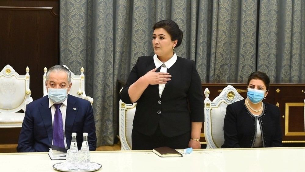 Рухшона Эмомали первая справа