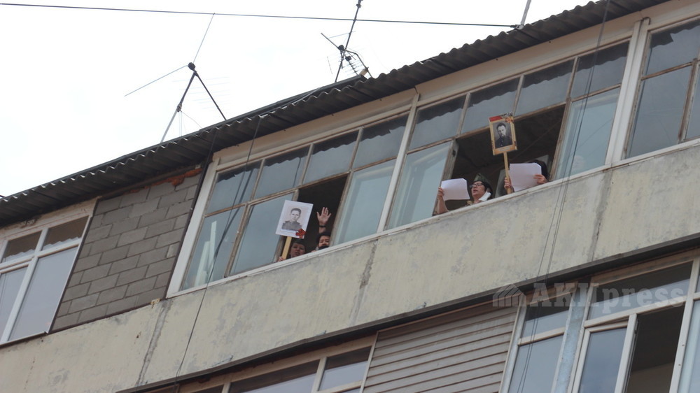 Жильцы не покидают дом и поют песни военных лет, поздравляя соседей