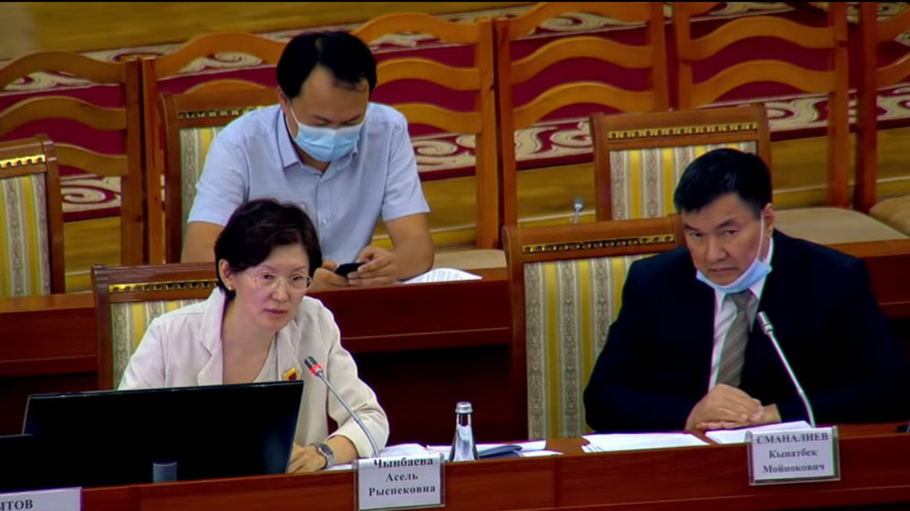 Министр Асель Чынбаева и замминистра Кынатбек Сманалиев