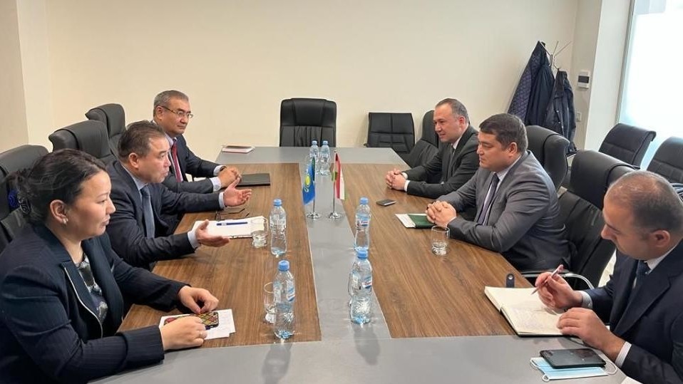 Вице-министр экологии РК Серик Кожаниязов, замминистра энергетики и водных ресурсов РТ Ш.Джамшед Шоди