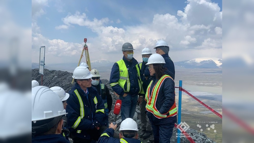 Посол Великобритании в КР Чарльз Гарретт (слева), Председатель Госкомитета по экологии и климату Динара Кутманова (справа)