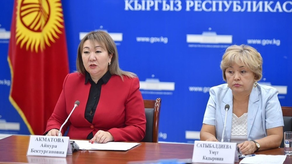 Үмүт Сатыбалдиева (оң жакта)
