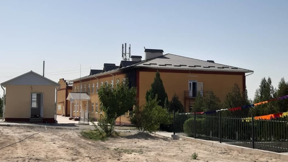 Здание школы в селе Максат