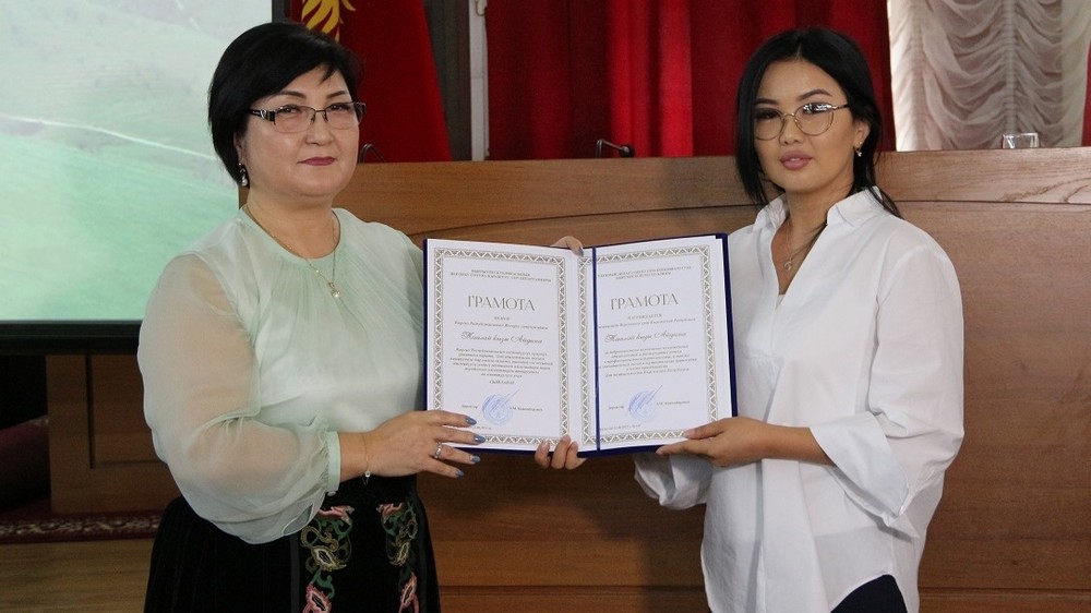 Председатель Верховного суда Нургаль Бакирова награждает сотрудников Почетной грамотой