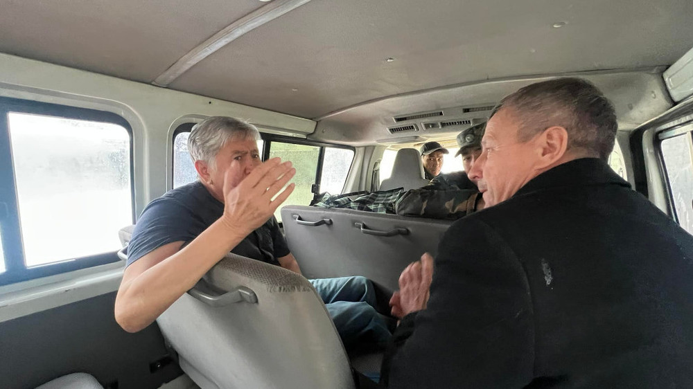 Атамбаева доставили в суд в футболке, но он не вышел из машины