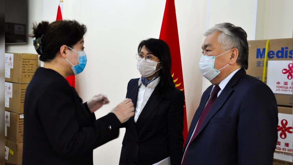 Посол Ду Дэвэнь, вице-премьер-министр Аида Исмаилова и глава Минздрава Сабиржан Абдикаримов