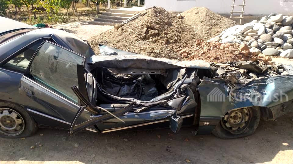 Автомобиль, по которому проехала военная техника