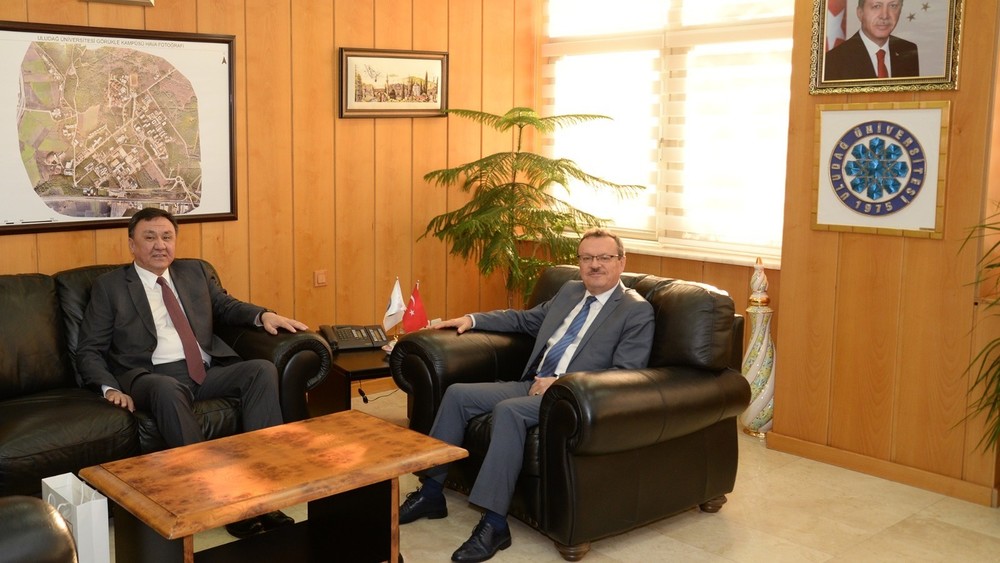 Посол К.Омуралиев и ректор Университета «Улудаг» Саим Кылавуз
