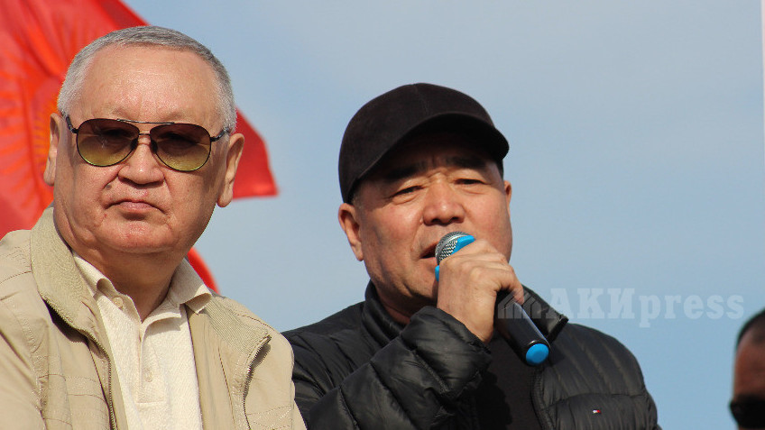 Слева направо: Каныбек Осмоналиев, Сабыр Жапаров