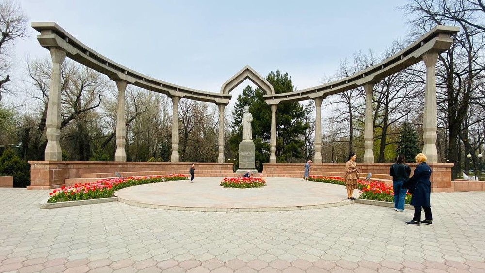 Памятник Курманжан Маматбек кызы
