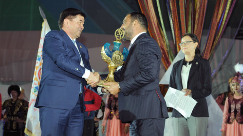 Мухаммедкалый Абылгазиев передает Турции сосуд с водой из Хан-Тенгри