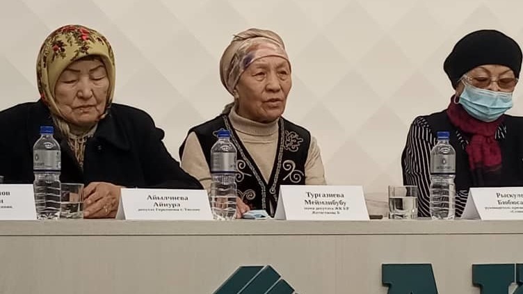 Бакыт Жетигеновдун апасы (ортодо)