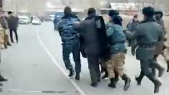 Несут раненого военнослужащего