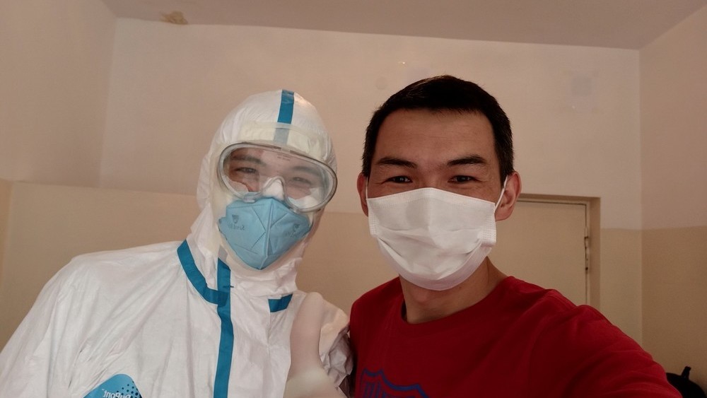 Слева направо: медицинский работник и Адилет Турсунбеков