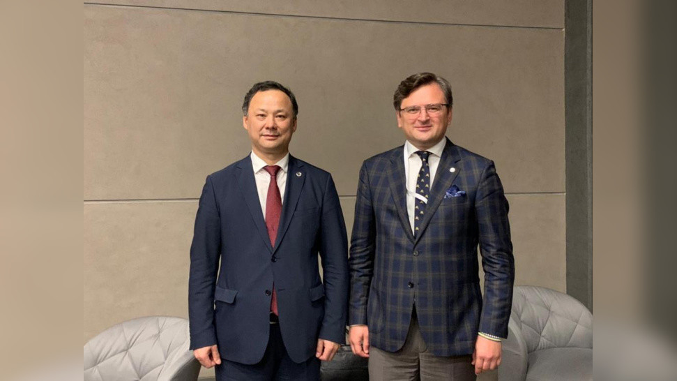 МИД КР Руслан Казакбаев и МИД Украины Дмитрий Кулеба