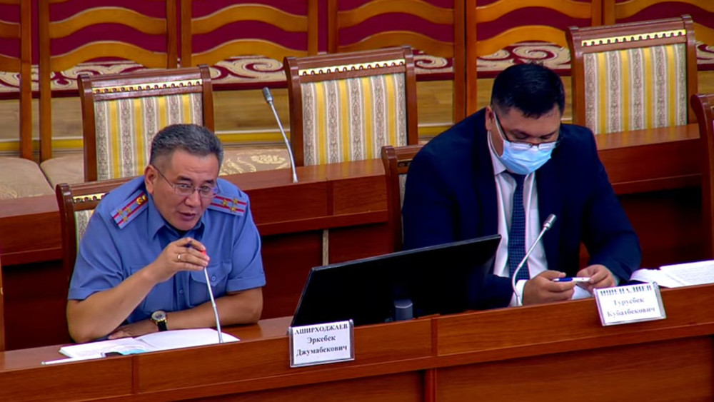 Замглавы МВД Эркебек Аширходжаев и заместитель генпрокурора Туруспек Ишеналиев